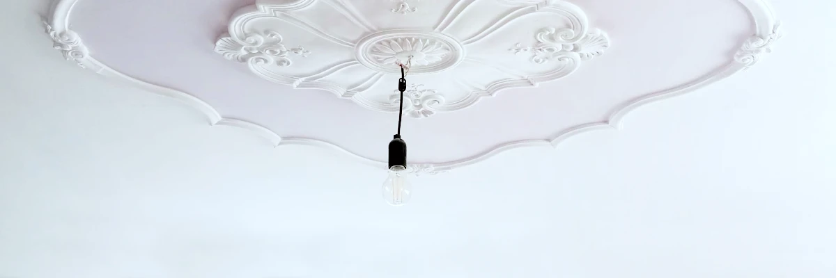 mit klassischer Rosette eine Deckenlampe versetzen