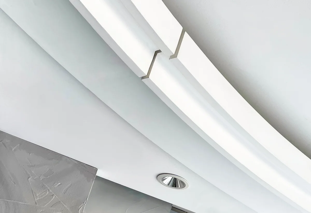 Kostenlose Beratung für Stuckleisten und Raumgestaltung mit Gipsstuck im Schauraum TopStuck in Linz.