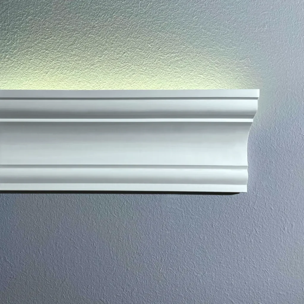 Stuckleiste C 107 für die Decke in Hohlkehlenform zur indirekten Beleuchtung.