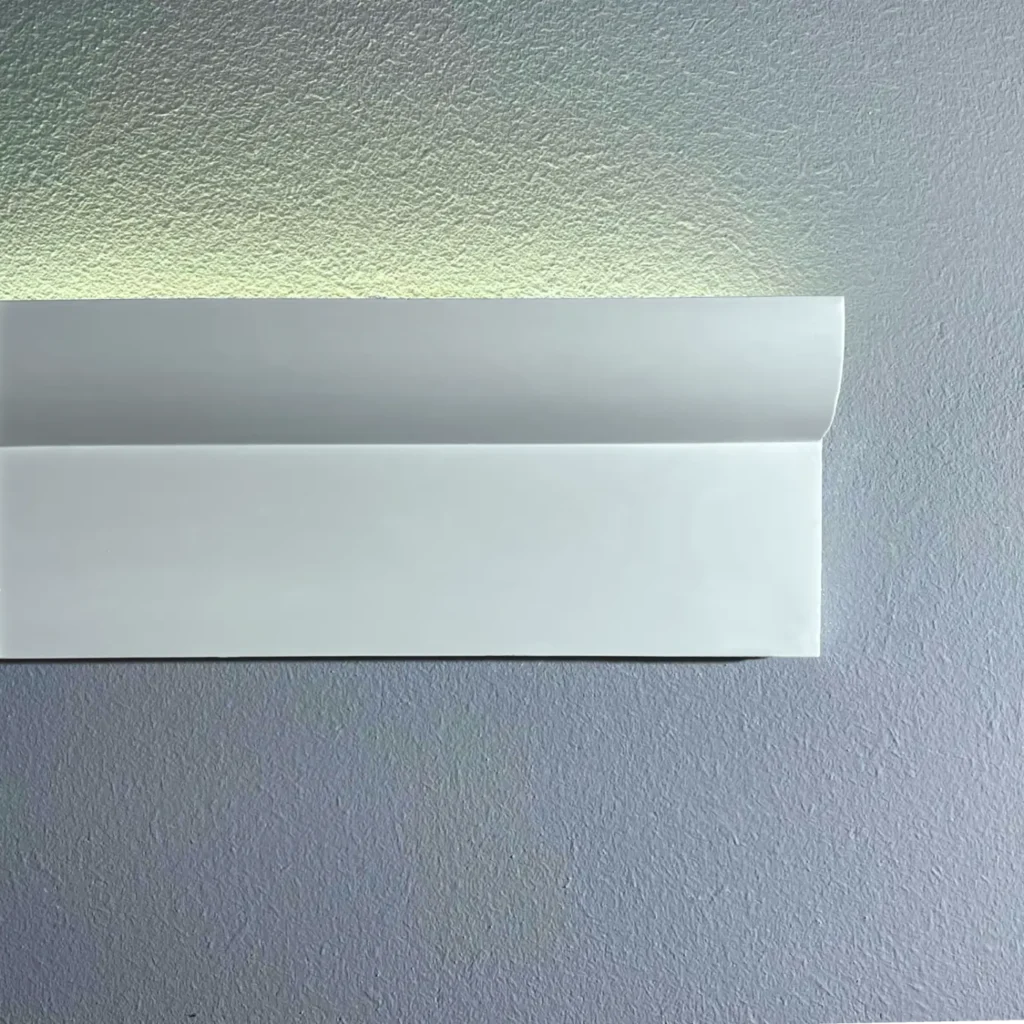 Stuckleiste F 115 für die Decke mit minimalistischem Design für indirekte Beleuchtung.