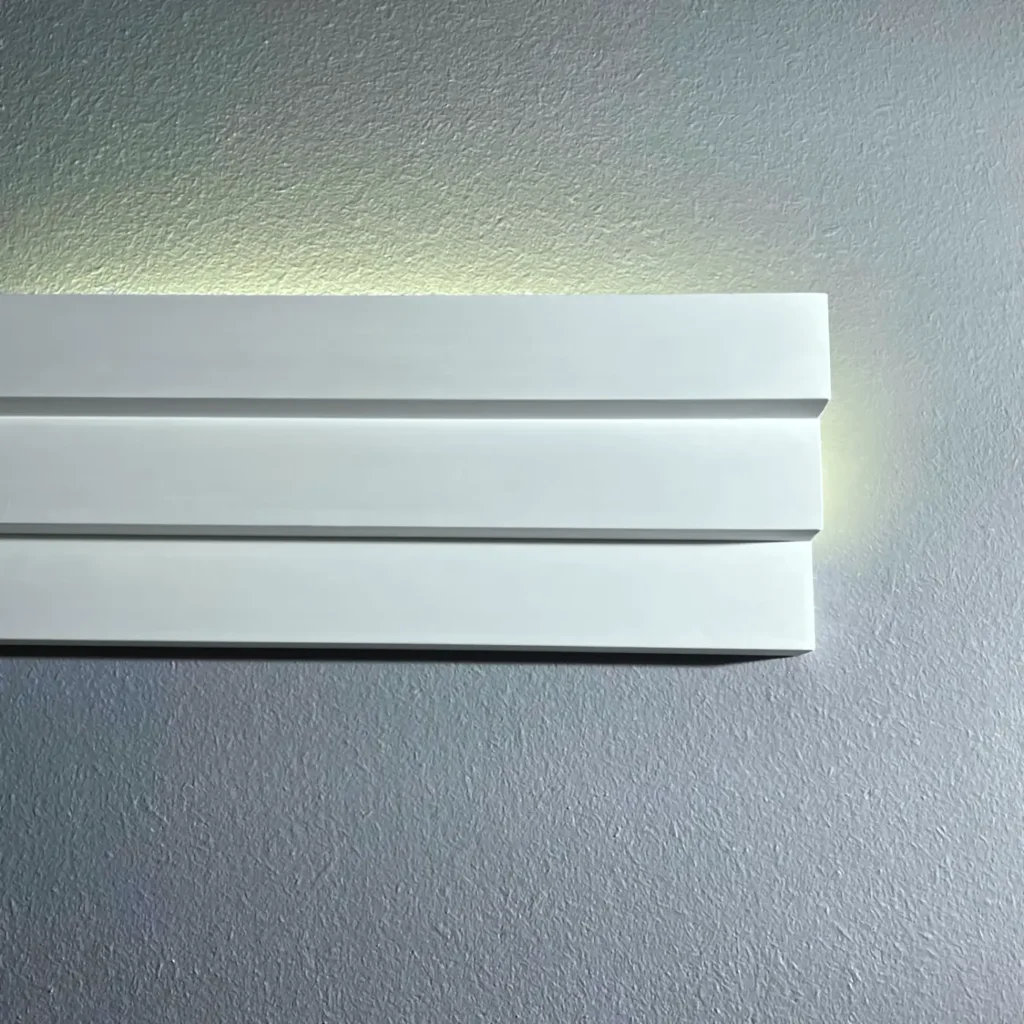 Stuckleiste F 126A für die Decke mit Stufenprofil für indirekte Beleuchtung.