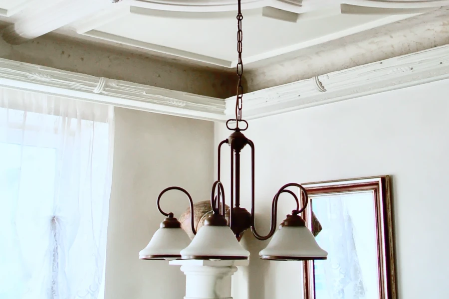 Deckenlampe versetzen und Kabel mit einer Stuckrosette verdecken