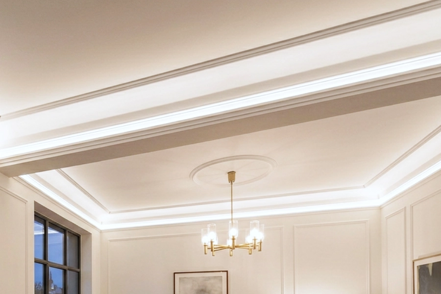 Moderne und klassische Stuckprofile mit integrierter LED-Beleuchtung für indirektes Licht