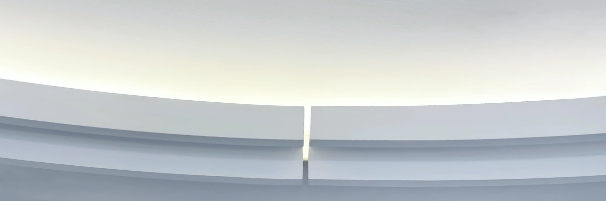 Einem kleinen Spalt in der Stuckleiste schließen