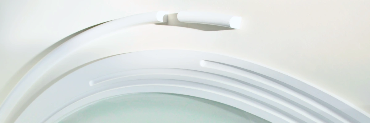 mit Stuck unsaubere Übergänge und Höhenunterschiede in der Decke und Wand beseitigen